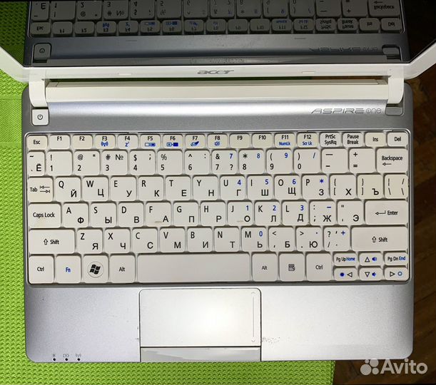 Белый нетбук Acer 10
