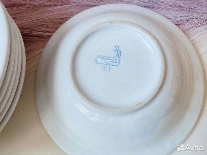 Тарелки посуда кухонная утварь