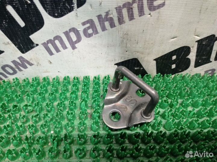 Петля замка крышки багажника Toyota Avensis AZT251