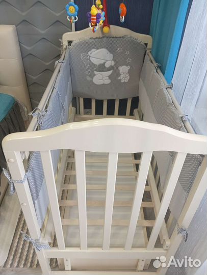 Детская кроватка с маятником