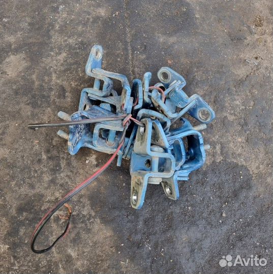 Петля двери Mitsubishi L200