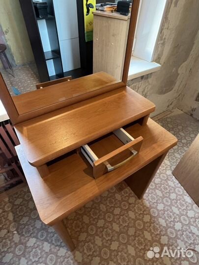 Косметический столик с зеркалом