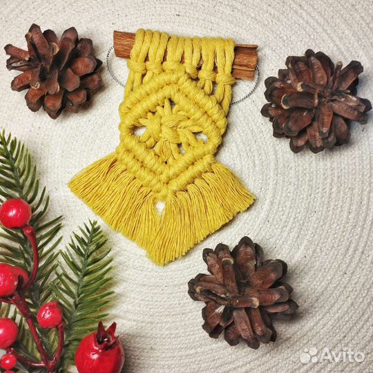 Мини-панно на корице в технике макраме