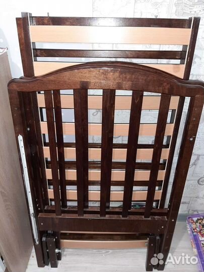 Детская кроватка с маятником и ящиком,матрасом