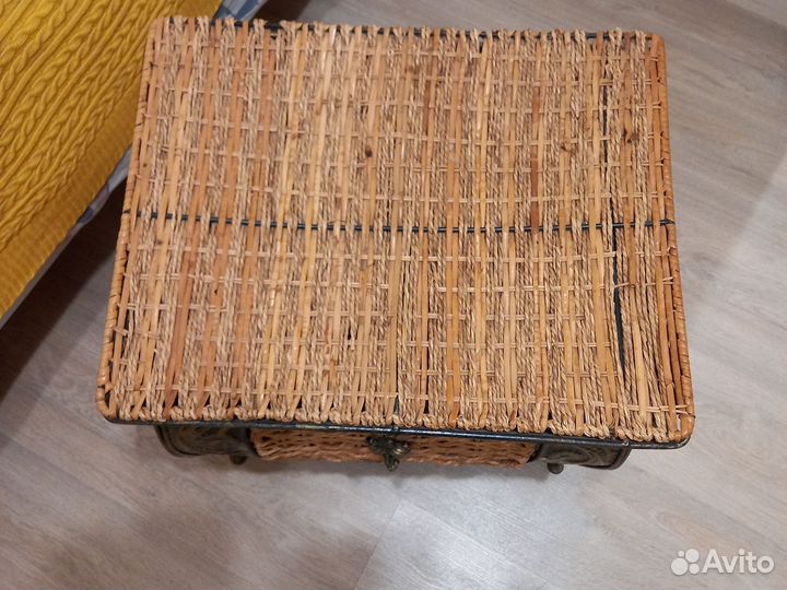 Сундук плетеный с кованой инкрустацией