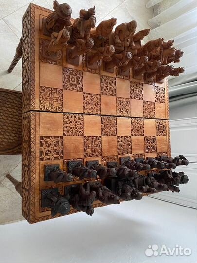 Резной шахматный стол