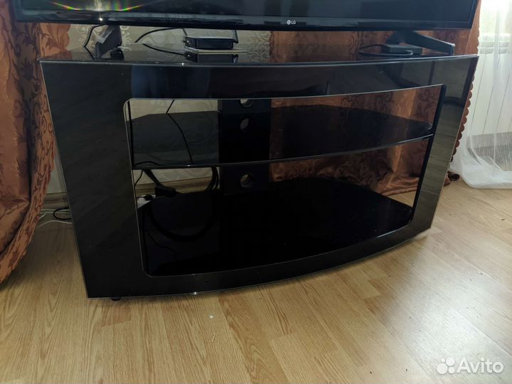 Стеклянная тумба под телевизор