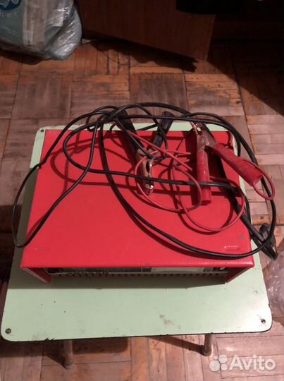 Прибор для подзарядки аккумулятора