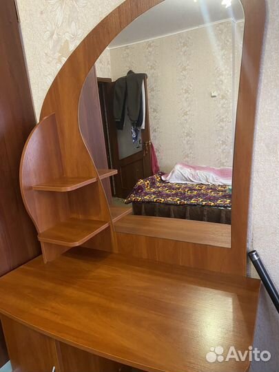 Трюмо с зеркалом