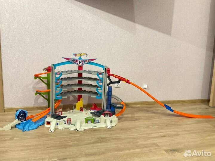 Hot wheels гараж-парковка-трек(хот вилс) с акулой