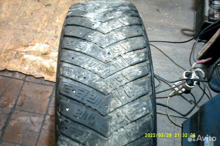 Goodyear UltraGrip Ice Arctic SUV 215/70 R16