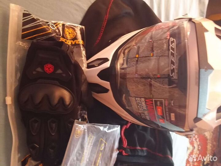 Кроссовый шлем и перчатки