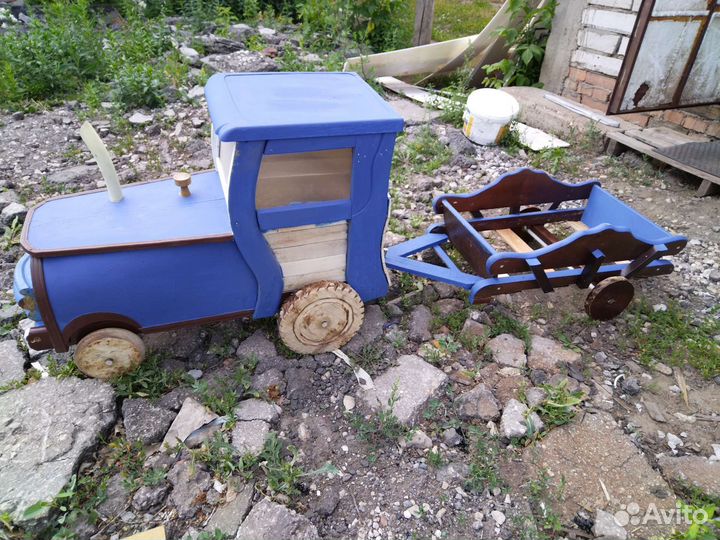 Синий трактор деревянный