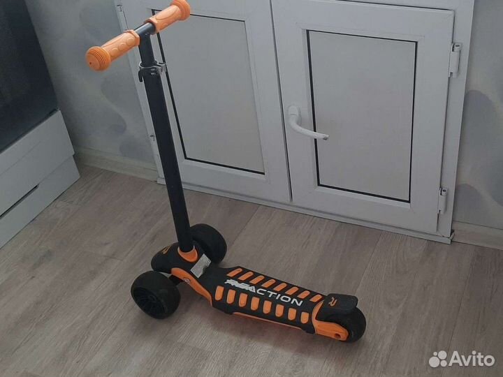 Самокат трехколесный