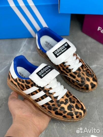 Кроссовки женские