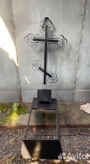 Крест цветником на кладбище