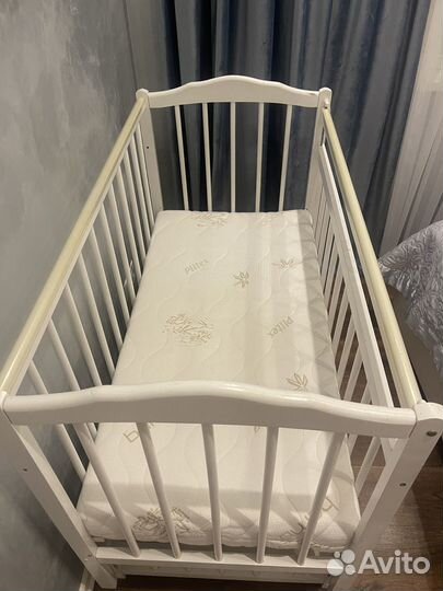 Детская кровать с маятником и комодом