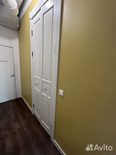 Двери с латунным замком