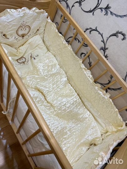 Детская кроватка с маятником