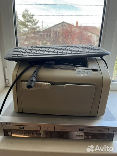 Принтер видеомагнитофон и клавиатура