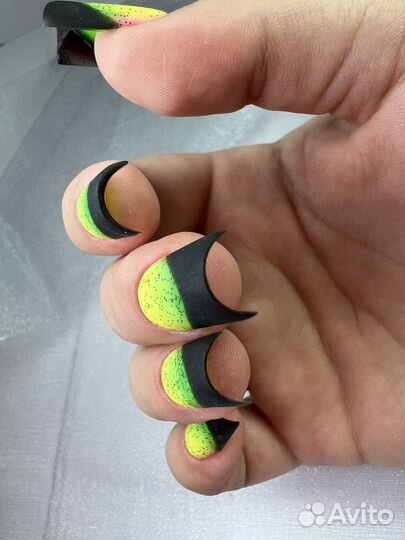 Модель на маникюр