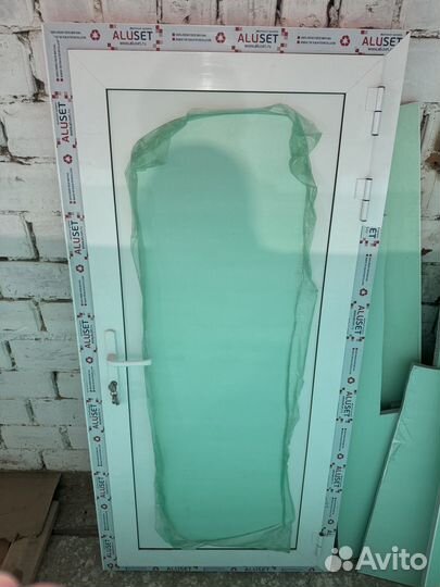 Дверь алюминиевая белая