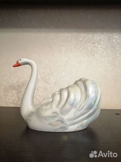 Фарфоровый лебедь