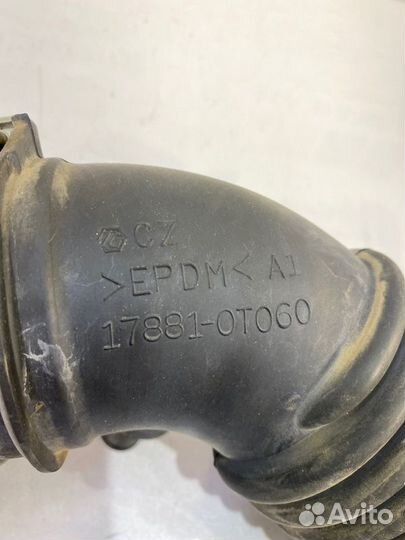 Патрубок воздушного фильтра Toyota Avensis T270