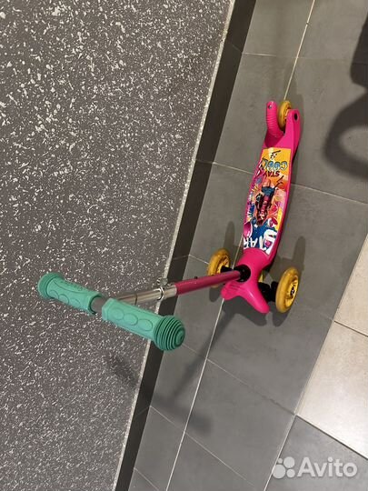 Самокат и машина