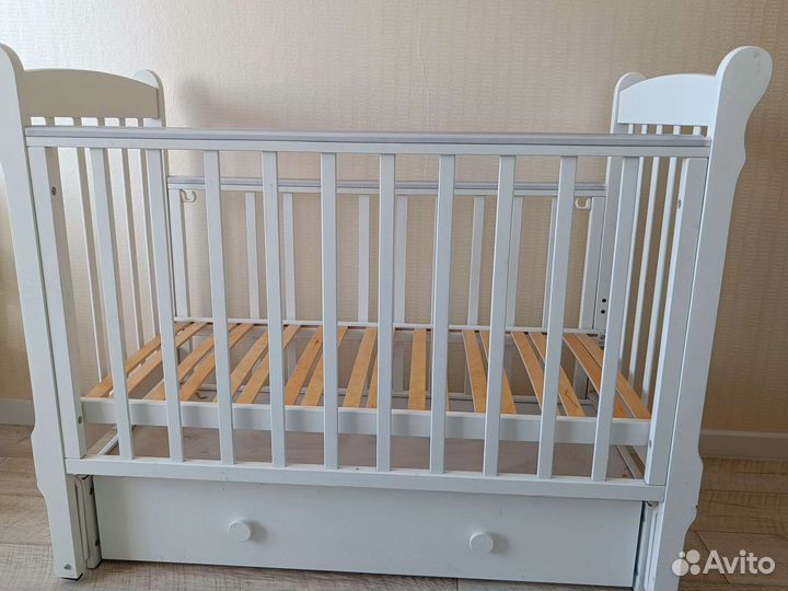 Деревянная кроватка для новорождённого с качанием