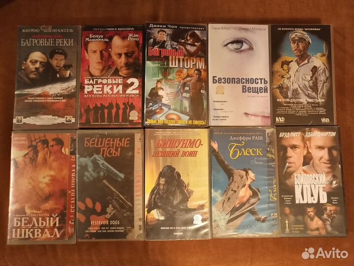 Видеокассеты VHS с фильмами в пластиковых боксах