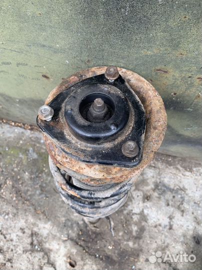 Стойка подвески передняя Nissan Almera N15