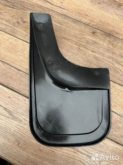 Брызговик задний правый Nissan Terrano D10 H4M 438