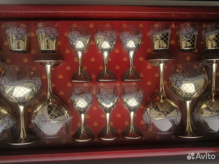 Набор бокалов и рюмок