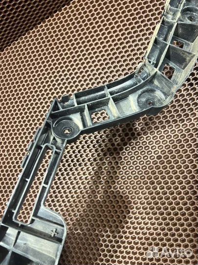 Кронштейн бампера задний правый Volkswagen Passat