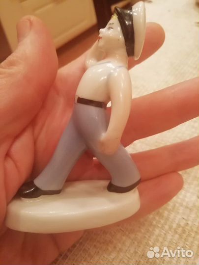 Фарфороввя статуэтка