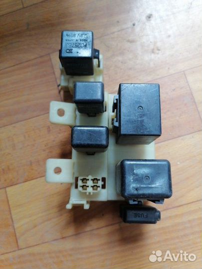 Блок реле Mitsubishi Pajero V24WG 2.5 1993