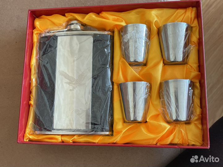 Подарочный набор для мужчин (фляжка и 4 стопки)