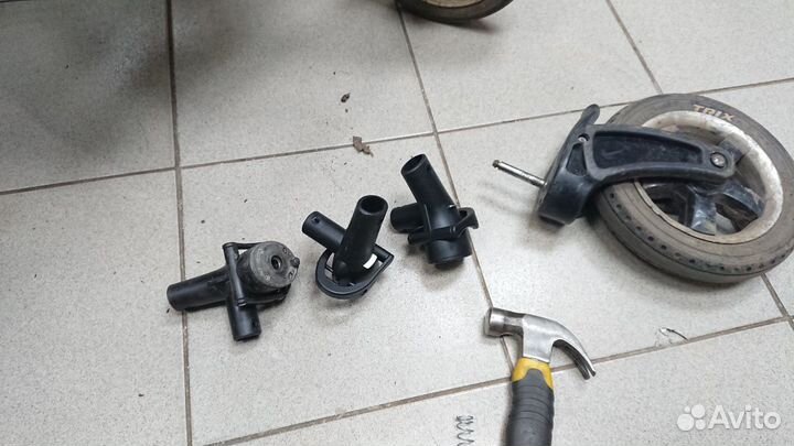 Крепление вилки переднего колеса детской коляски