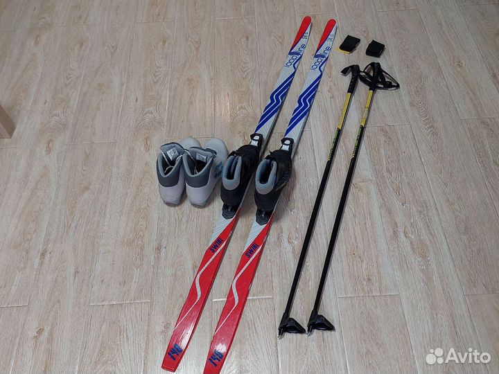Продам комплект лыжи, палки, ботинки 33и 37 размер