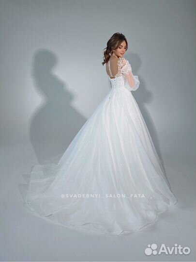 Свадебное платье со шлейфом 44