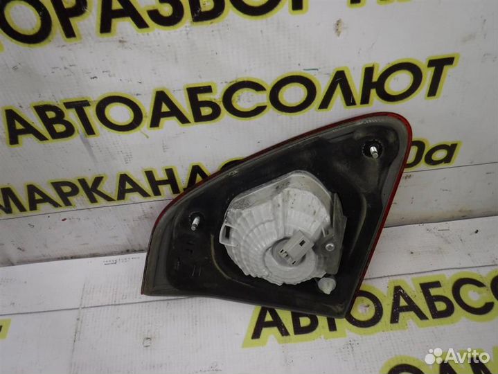 Фонарь задний внутренний правый Toyota Corolla (E