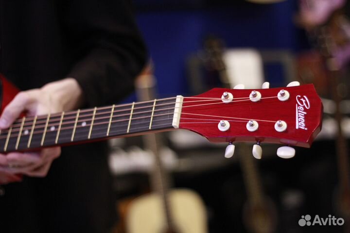 Гитара красная
