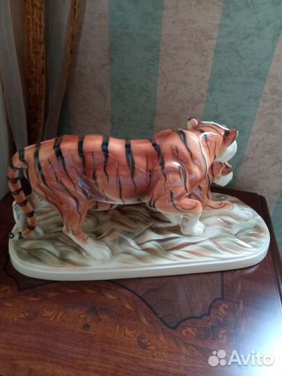 Фарфоровая статуэтка 2 тигра