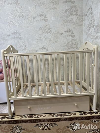 Детская кроватка с маятником и ящиком