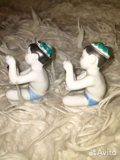 Мальчик узбек с виноградом фарфор