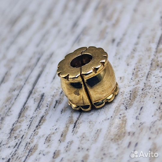 Золотой шарм Pandora