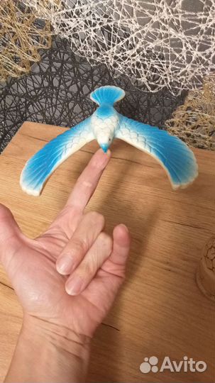 Статуэтка птичка в полете