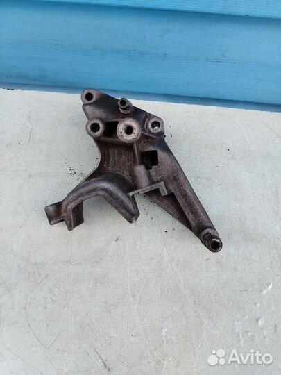 Кронштейн воздушного насоса Mercedes-Benz S-Class