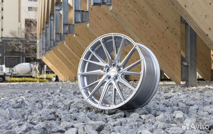 R18 Vossen HF-4T красивые новые диски 5х114.3